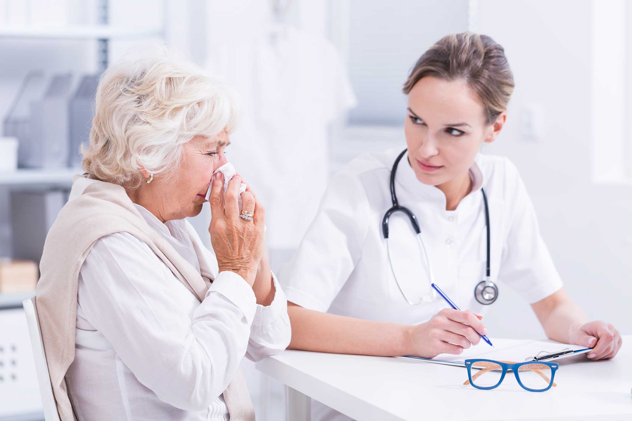 Patient discussing persistent allergy symptoms with a physician